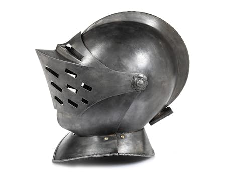 Helm im historisierenden Stil
